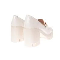 Mocasín Amy color blanco estilo charol con cadena dorada