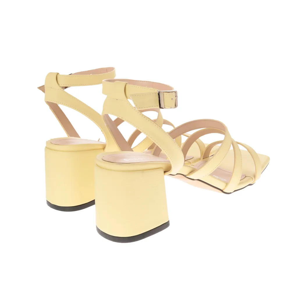 Sandalias Dorothy color amarillo con cintas en empeine y tacón cuadrado