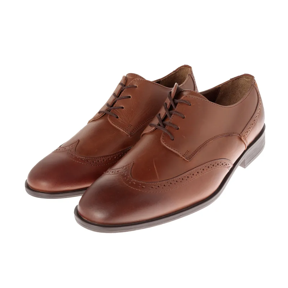 Zapatos Richard color cognac de piel con patron perforado