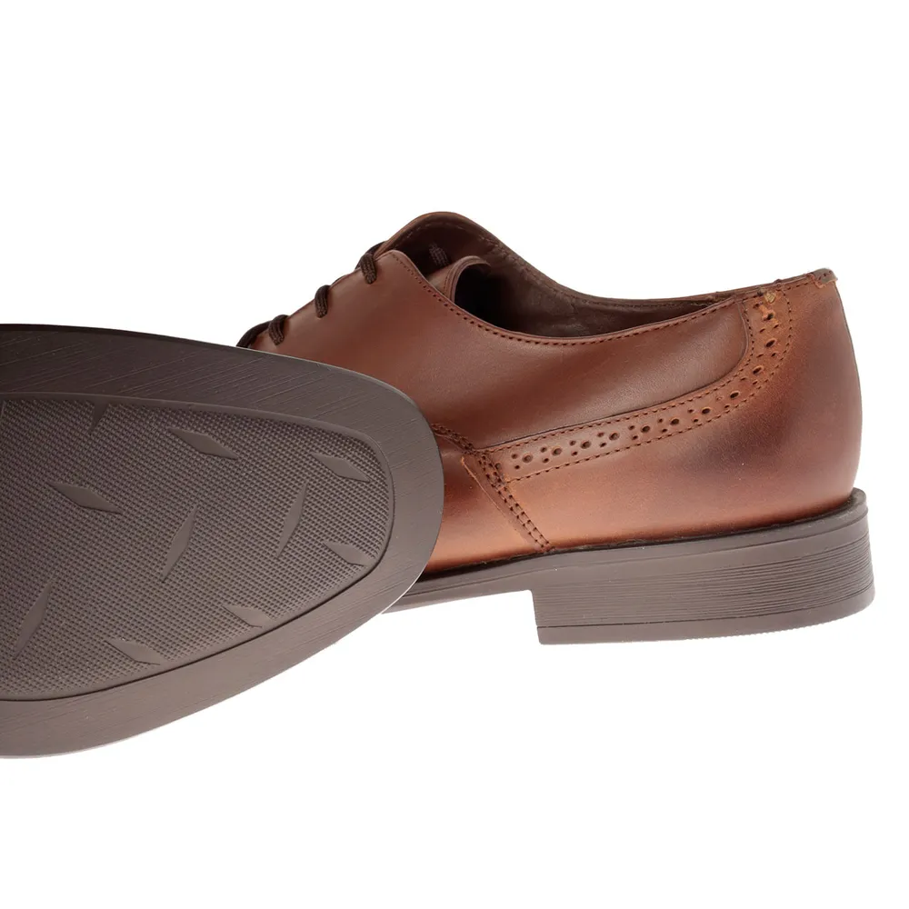 Zapatos Richard color cognac de piel con patron perforado