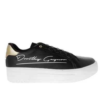 Tenis Aitana color negro con firma Dorothy Gaynor y detalle dorado