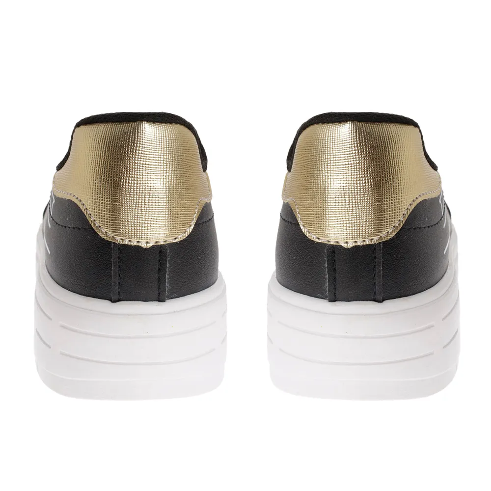 Tenis Aitana color negro con firma Dorothy Gaynor y detalle dorado