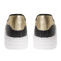 Tenis Aitana color negro con firma Dorothy Gaynor y detalle dorado