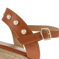 Sandalias Angelina color camel con detalle de perlas