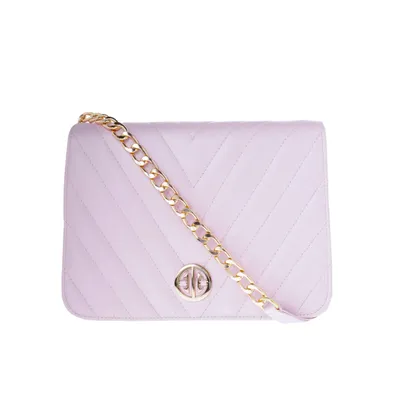 Bolsa color lila con detalle de costuras y cadena dorada