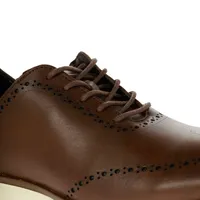 Zapatos Axel color cognac con detalle en el talón y patrón perforado