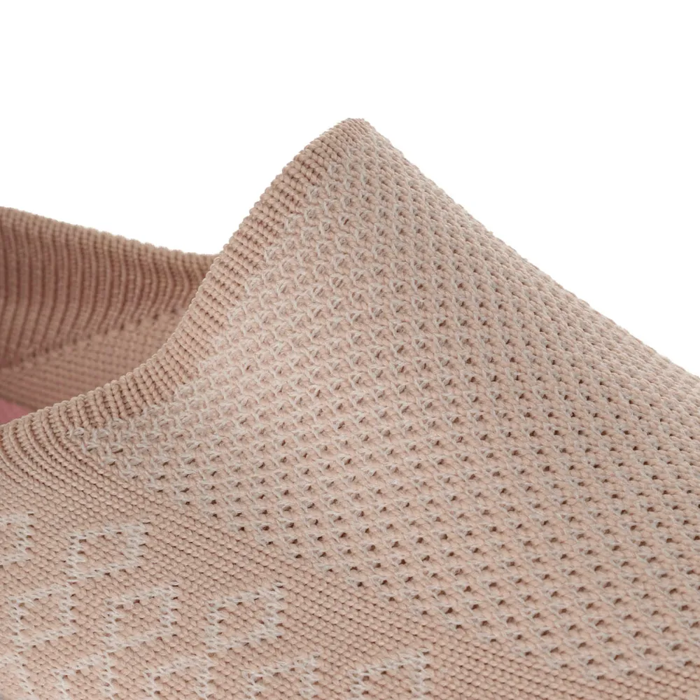 Tenis Aitana color rosa confort con diseño tipo bordado en punta