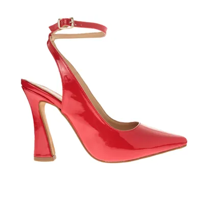 Zapatilla Paulina color rojo charol con hebilla ajustable