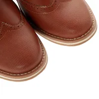 Zapatos Paulo color cognac con detalle de costuras y perforado
