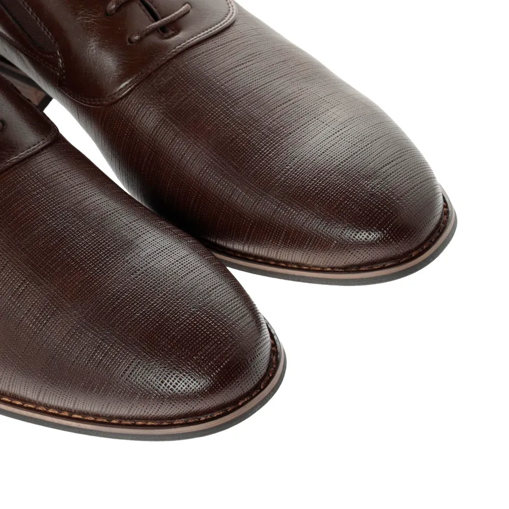 Zapatos Paulo color cognac con textura safiano y agujetas