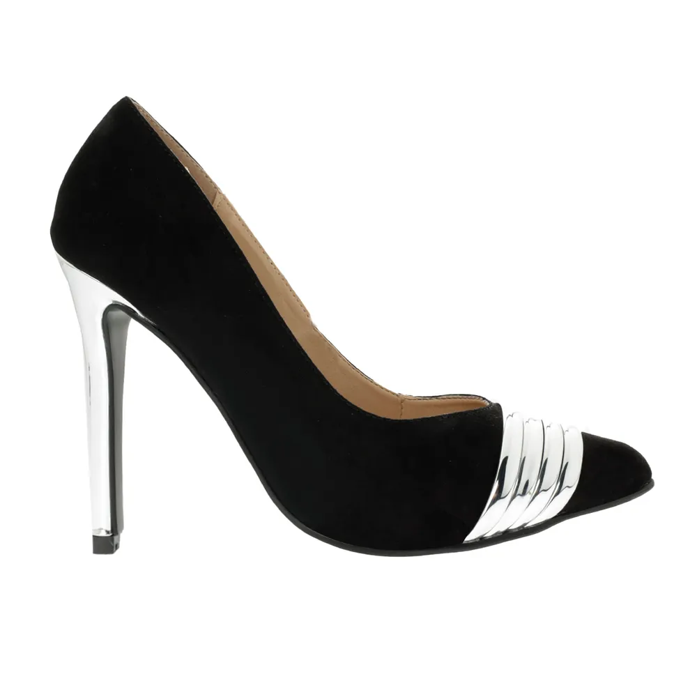 Zapatillas Liliana color negro con detalles plata