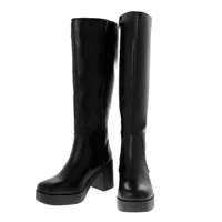 Bota Esthefy color negro con tacón cuadrado