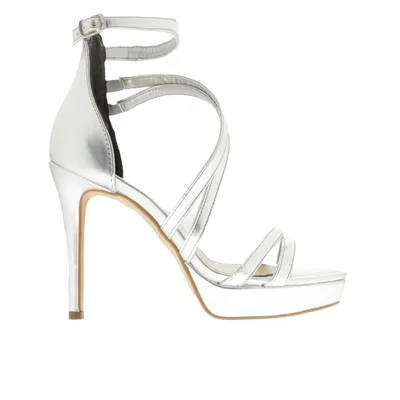 Sandalias Lesly color plata textura brillosa