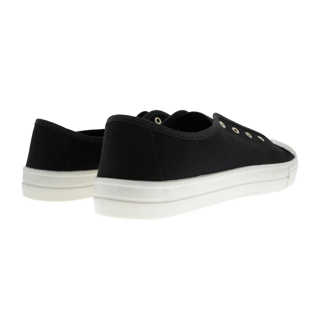 Tenis color negro con punta y suela blanca