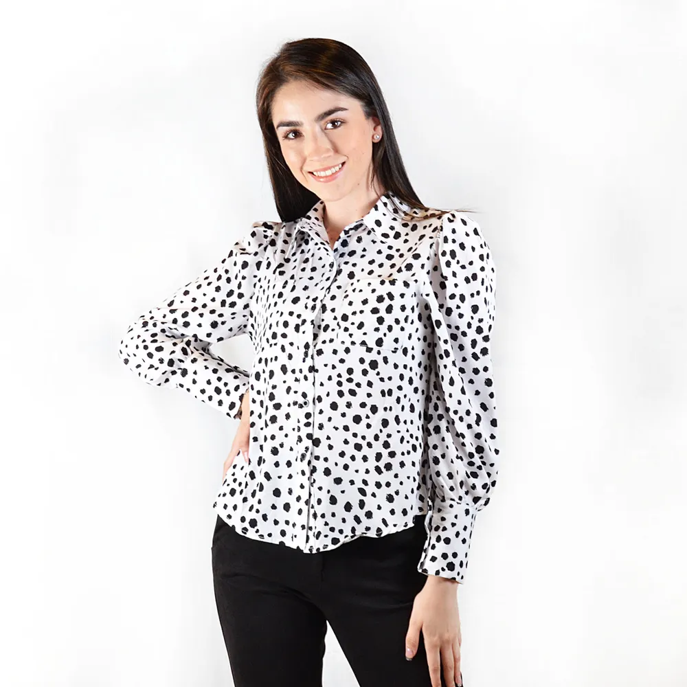 Blusa manga larga blanca con manchitas negras hombros abultados para mujer