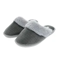 Pantufla color gris claro con peluche