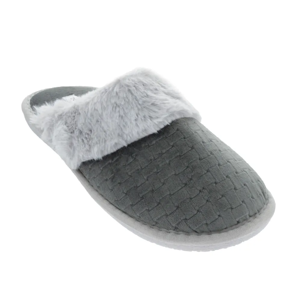 Pantufla color gris claro con peluche