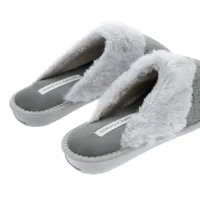 Pantufla color gris claro con peluche