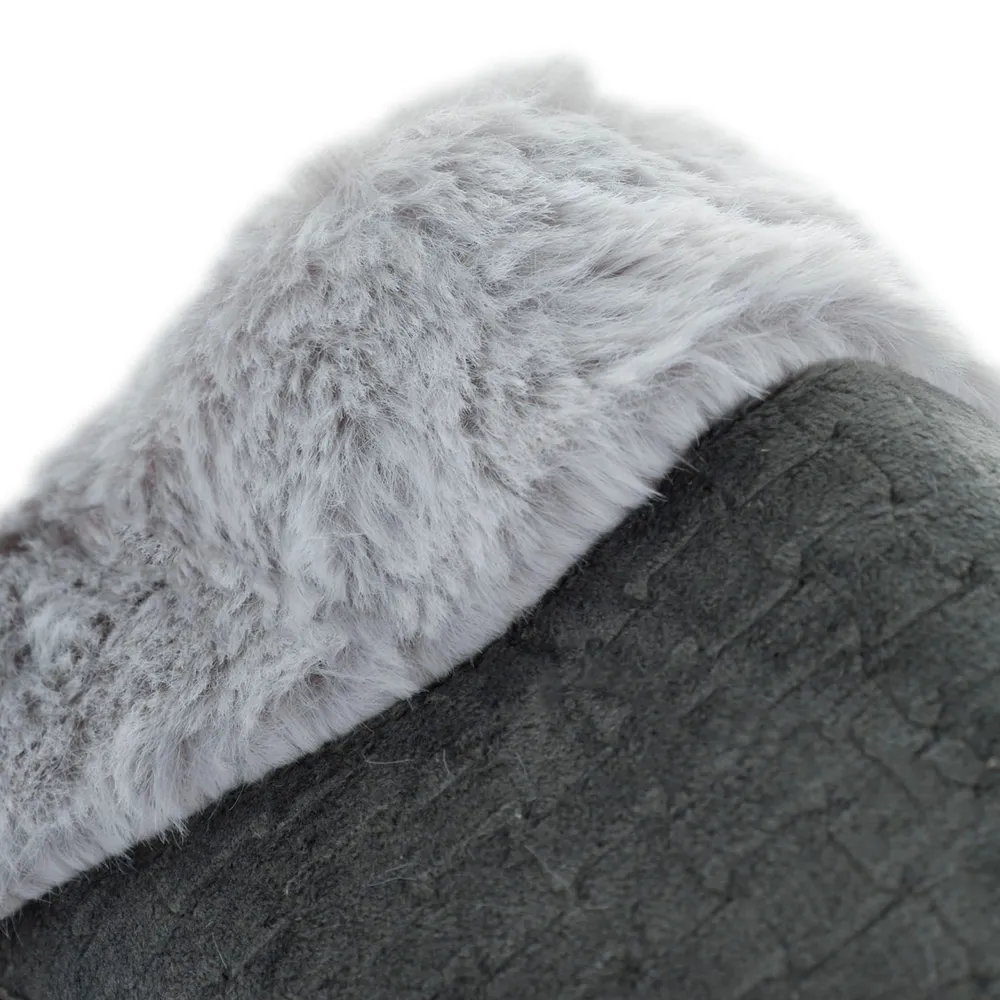 Pantufla color gris claro con peluche