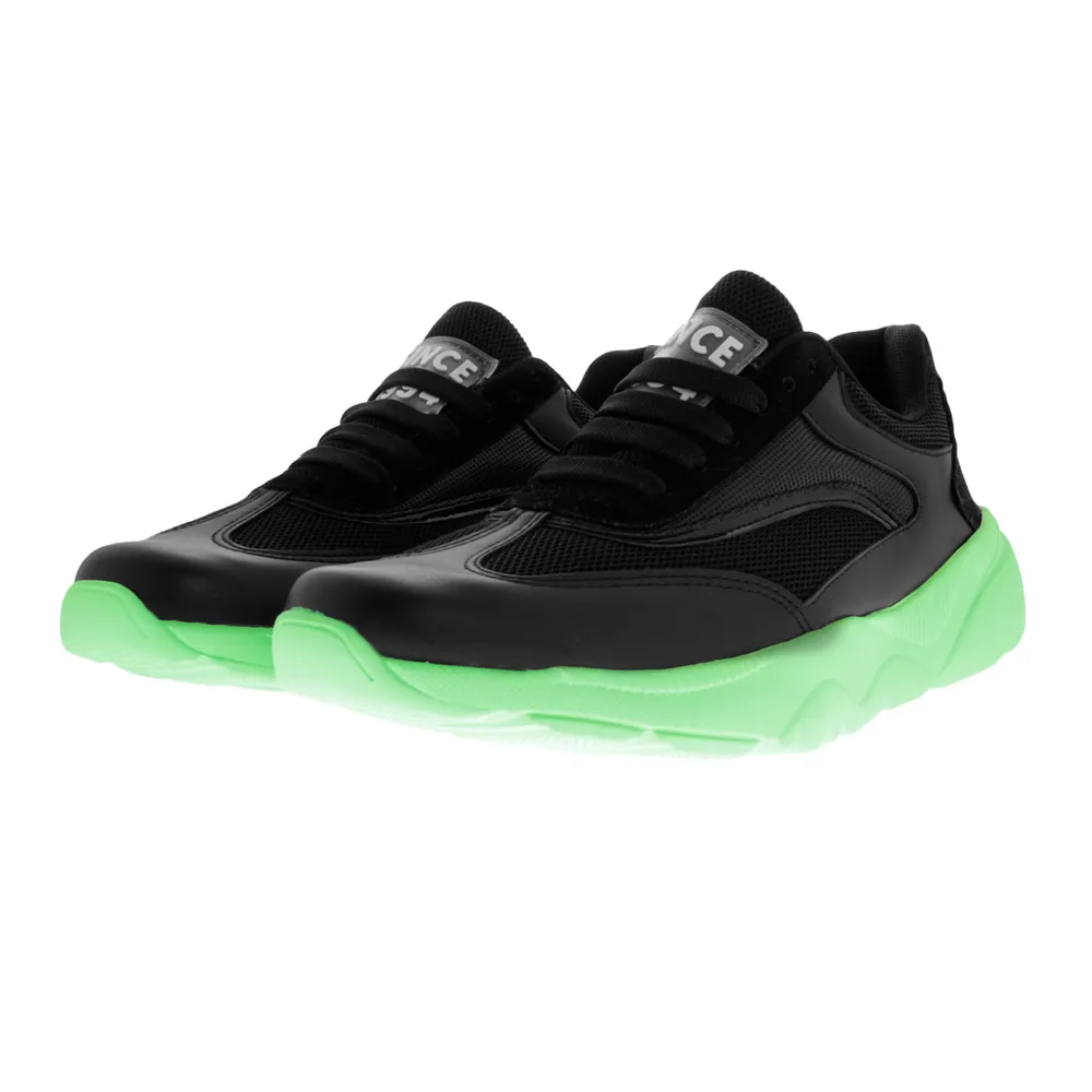 Tenis Mara color negro con suela verde