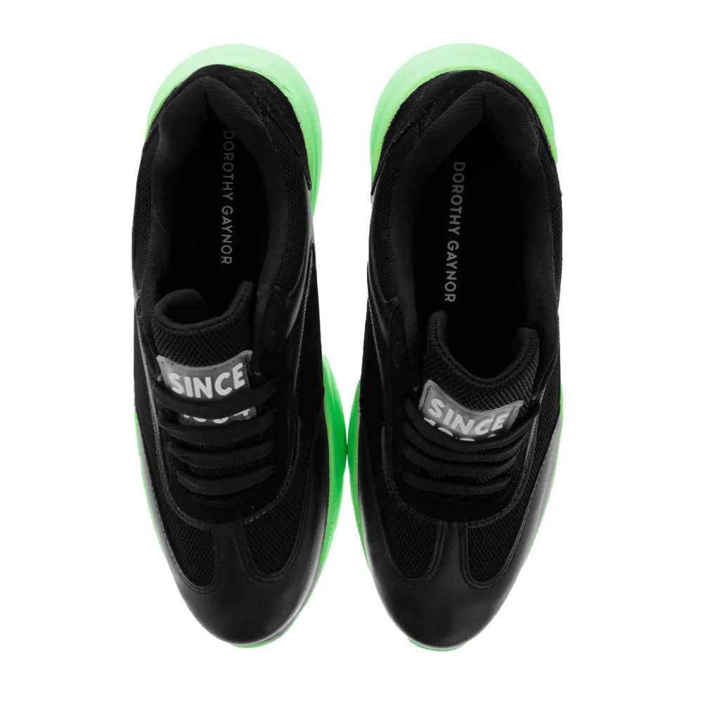 Tenis Mara color negro con suela verde