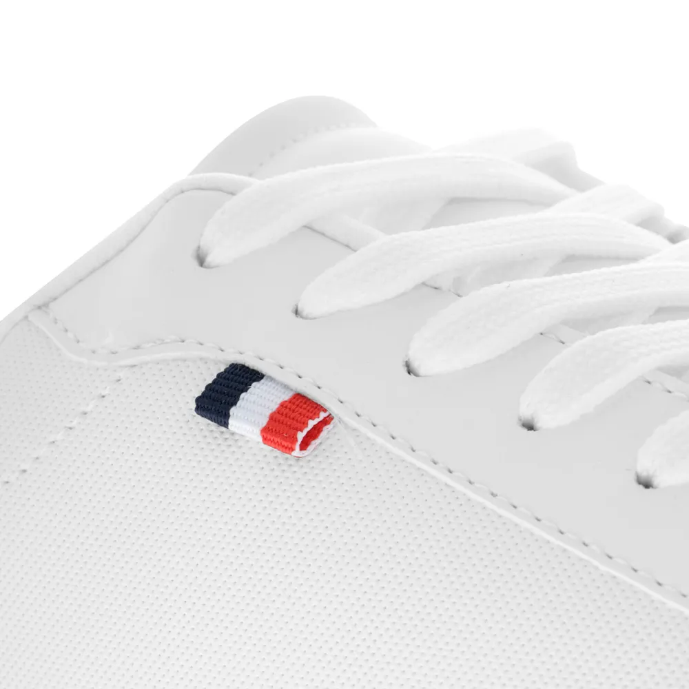 Tenis color blanco con agujetas