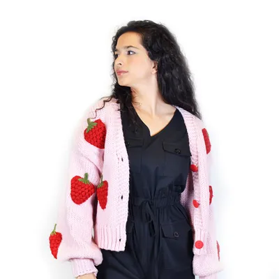 Suéter abierto color rosa con fresas para mujer