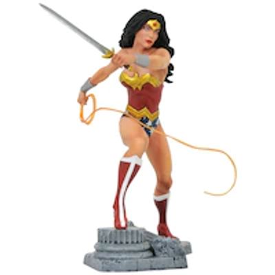 DC Gallery: Wonder Woman with Lasso - PVC Statue