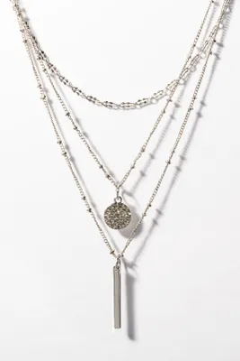 Collier à triple chaine avec pendentifs en forme de barre et de cercle