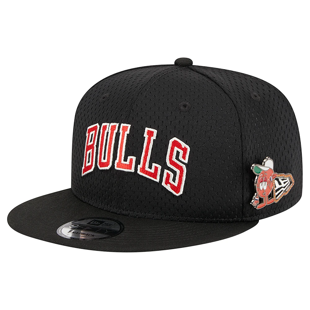 Men's New Era Black Chicago Bulls Post-Up Pin Mesh 9FIFTY Snapback Hat