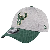 Men's New Era Heather Gray/Hunter Green Milwaukee Bucks Active Digi-Tech Two-Tone 9FORTY Adjustable Hat