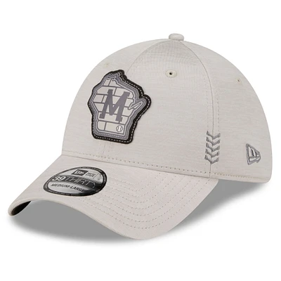 Men's New Era  Cream Milwaukee Brewers 2024 Clubhouse 39THIRTY Flex Fit Hat