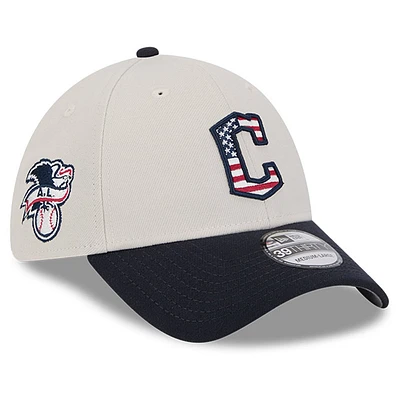 Men's New Era  Khaki/Black Cleveland Guardians 2024 Fourth of July 39THIRTY Flex Hat