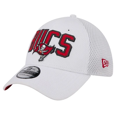 Men's New Era White Tampa Bay Buccaneers Breakers 39THIRTY Flex Hat