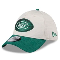 Men's New Era Stone/Green York Jets 2024 Sideline Historic 39THIRTY Flex Hat