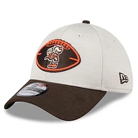 Men's New Era Stone/Brown Cleveland Browns 2024 Sideline Historic 39THIRTY Flex Hat