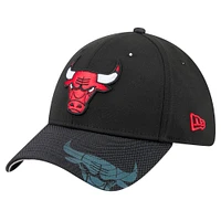 Men's New Era Black Chicago Bulls Sport Night Visor Hit 39THIRTY Flex Hat