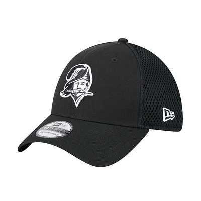 Men's New Era Black Tampa Bay Buccaneers Main Neo 39THIRTY Flex Hat