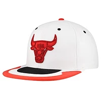 Men's Mitchell & Ness White Chicago Bulls Day 4 Snapback Hat