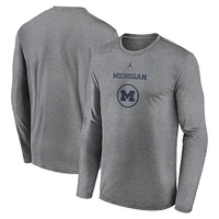 Men's Jordan Brand Heather Gray Michigan Wolverines 2024 On-Court Basketball Practice Legend Performance Long Sleeve T-Shirt