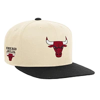 Youth Mitchell & Ness  Cream/Black Chicago Bulls Core Snapback Hat