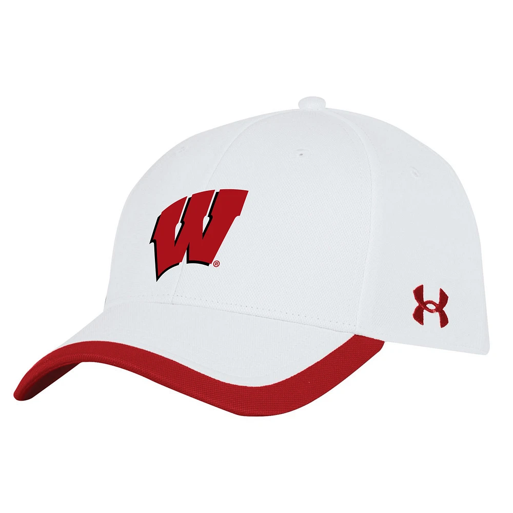 Men's Under Armour  White Wisconsin Badgers Sideline Blitzing Accent Adjustable Hat