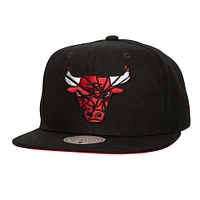 Men's Mitchell & Ness Black Chicago Bulls Shattered Snapback Hat