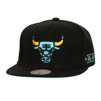 Men's Mitchell & Ness Black Chicago Bulls 30 Years Core Snapback Hat