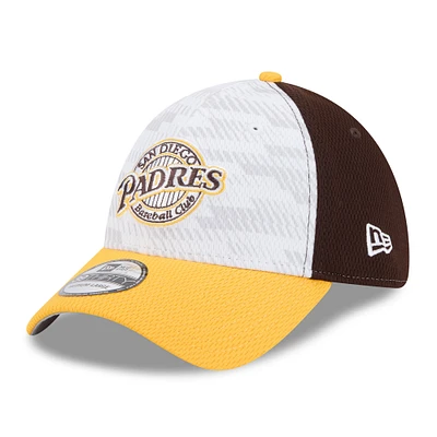 Men's New Era Brown/Gold San Diego Padres 2025 MLB Clubhouse 39THIRTY Flex Hat