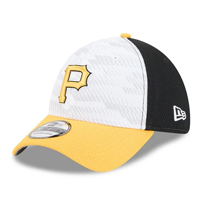 Men's New Era Black/Gold Pittsburgh Pirates 2025 MLB Clubhouse 39THIRTY Flex Hat