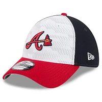 Men's New Era Navy/Red Atlanta Braves 2025 MLB Clubhouse 39THIRTY Flex Hat