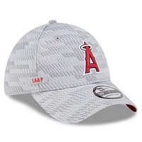 Men's New Era Gray Los Angeles Angels 2025 MLB Clubhouse 39THIRTY Flex Hat