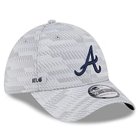 Men's New Era Gray Atlanta Braves 2025 MLB Clubhouse 39THIRTY Flex Hat