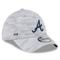 Men's New Era Gray Atlanta Braves 2025 MLB Clubhouse 39THIRTY Flex Hat